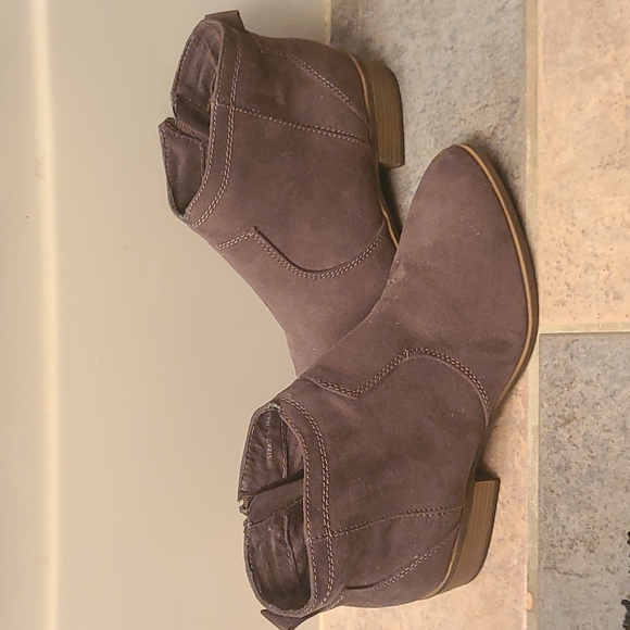 7.5 DV by Dolce Vita JURYY Ankle Boot, Granite Stella Suede - Picture 1 of 3
